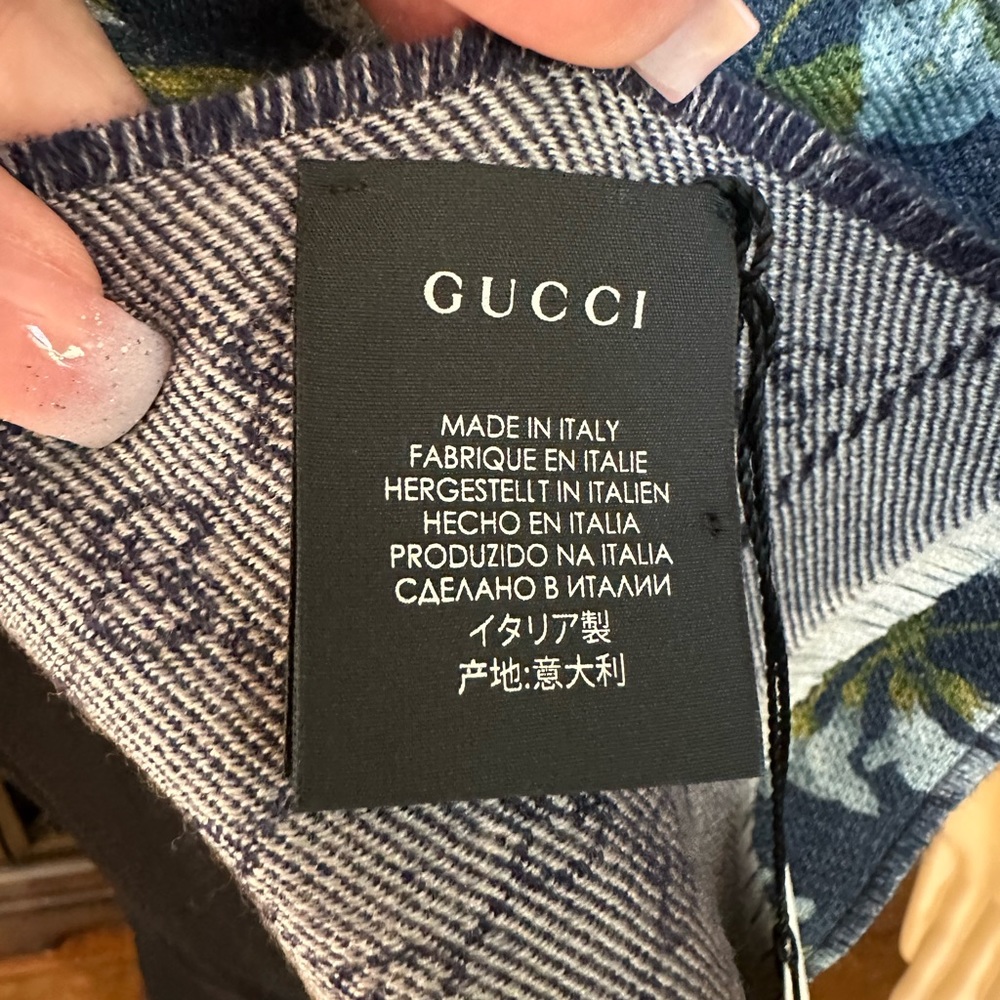 Gorgeous Gucci Wool Blooms Reversible Scarf - Picture 6 of 8